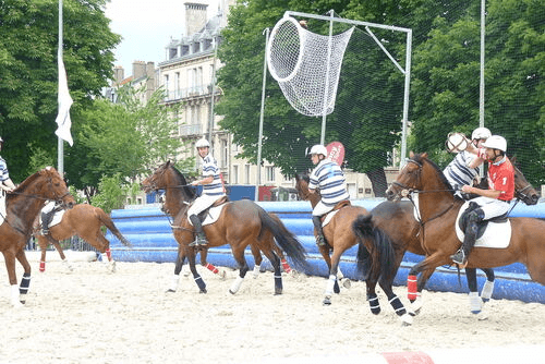 Игрок забрасывает мяч в кольцо в хорсболе