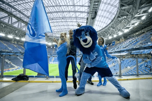 Костюмированный маскот на матч-дне